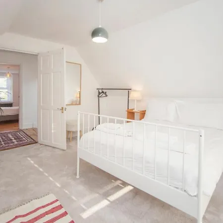 Modern And Chic 2 Bedroom In *