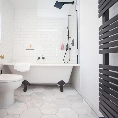 Modern And Chic 2 Bedroom In Апартаменты Бристоль