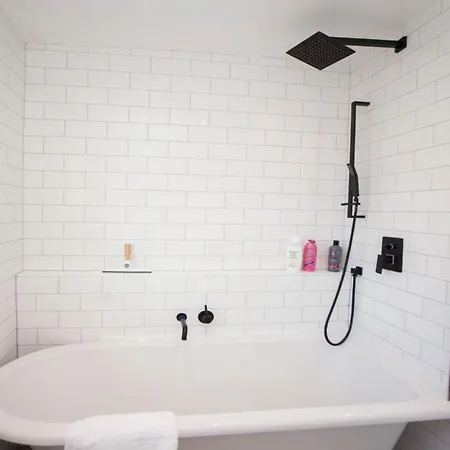 Modern And Chic 2 Bedroom In