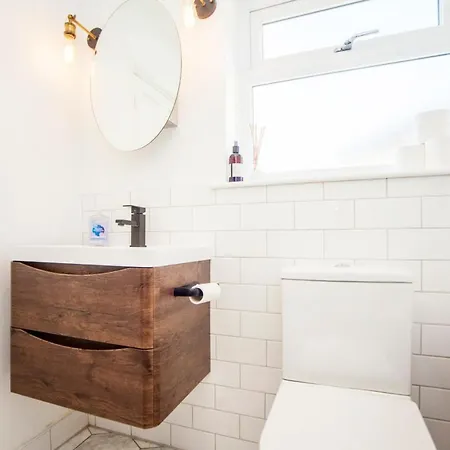 Modern And Chic 2 Bedroom In Апартаменты *