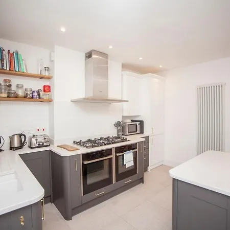 Modern And Chic 2 Bedroom In *