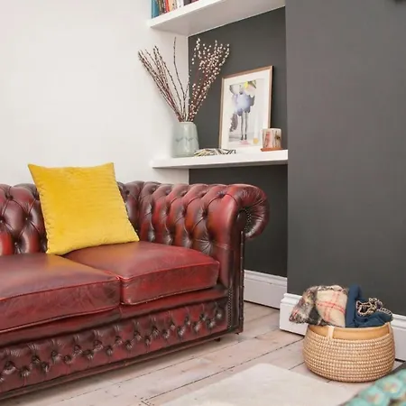 Modern And Chic 2 Bedroom In