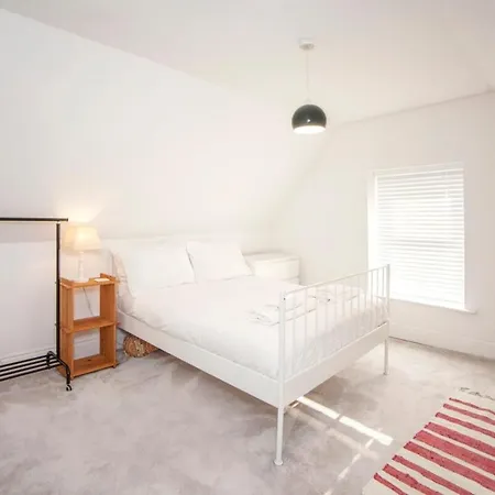 Modern And Chic 2 Bedroom In Lägenhet *